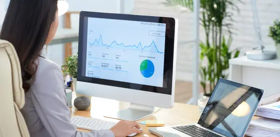 パソコンで文章や内容を確認しながら保守対応を行う様子